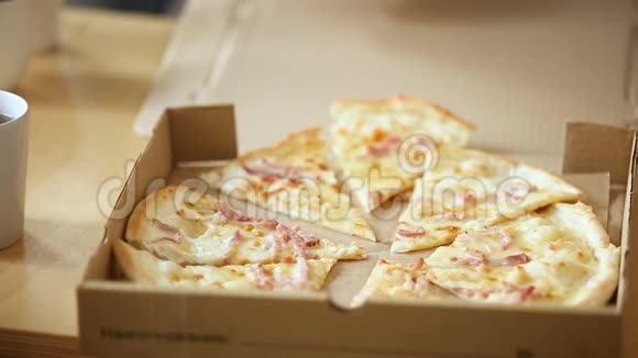 双手从打开的盒子里取出切片披萨特写视频的预览图