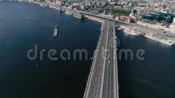 4的空中无人机飞行马拉松在桥上跑步大镜头视频的预览图
