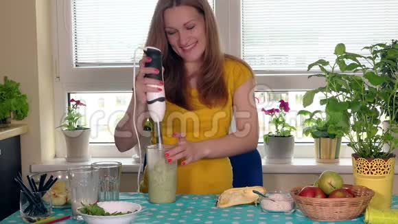 微笑着的准妻子女士混合酸奶鸡尾酒和浆果视频的预览图