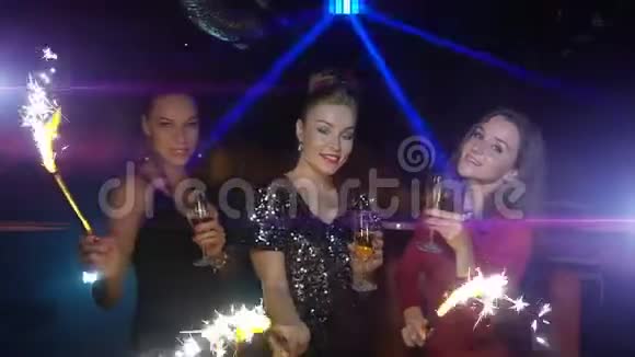 在新年晚会上三个女人捧着香槟和火花跳舞视频的预览图