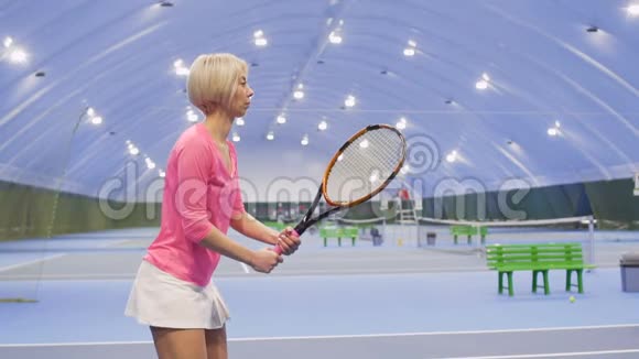 年轻的美女在慢动作中打网球视频的预览图