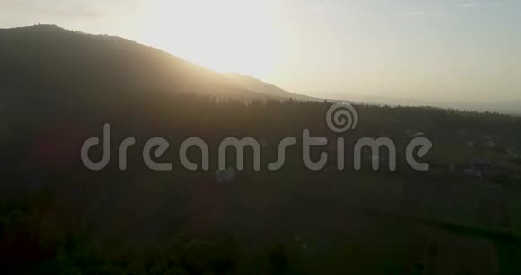 夏季日落时喀尔巴阡山脉的鸟瞰图视频的预览图