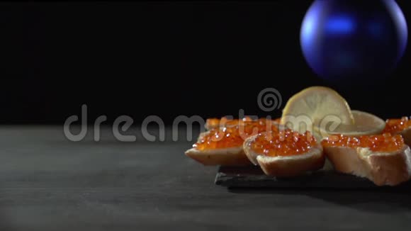 一个蓝色的圣诞球放在三明治的背景上视频的预览图