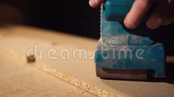 木匠用电钻打磨木面的手的特写镜头视频的预览图