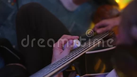 特写音乐家演奏吉他的弦视频的预览图