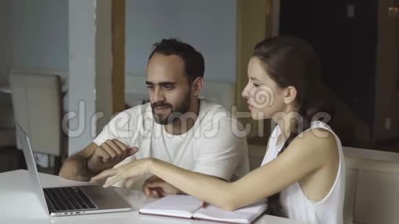 年轻男女学生交谈和使用笔记本电脑视频的预览图