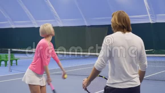 女教练向运动员展示如何打网球视频的预览图
