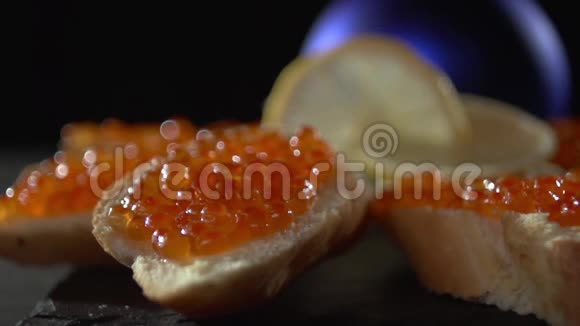 一个红色鱼子酱的小三明治视频的预览图
