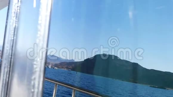 夏天大海在渡船的窗口船在甲板上美丽的海洋景观山沙漠许多游艇一个视频的预览图