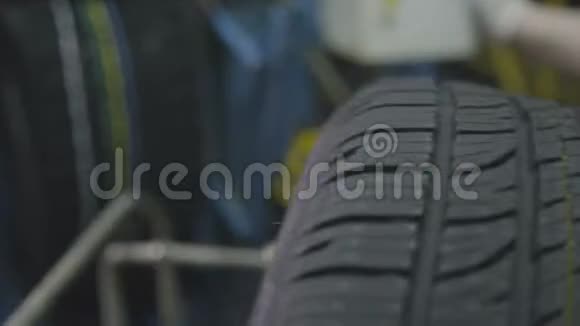 员工管理设备旋转轮胎至标记视频的预览图