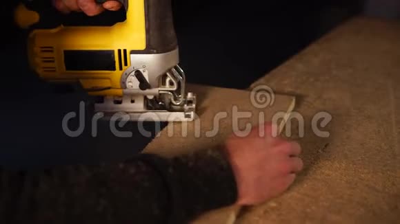 一名男子手特写镜头他在一个木工车间里用工具工作视频的预览图