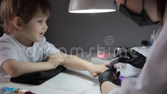 一位专业的美甲师为小女孩修指甲视频的预览图