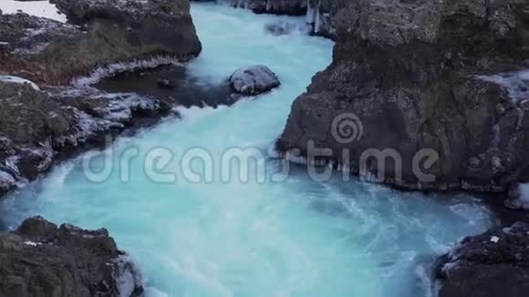 崎岖的山河近了视频的预览图