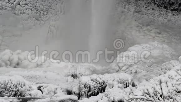 拉托雷尔瀑布深冻冬季季特写1080p视频的预览图