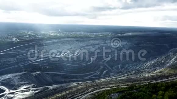 石灰石开采的巨大采石场俯视全景采矿业一个大型采石场的俯视图视频的预览图