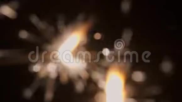 星星之火在夜晚燃烧明亮的灯光视频的预览图