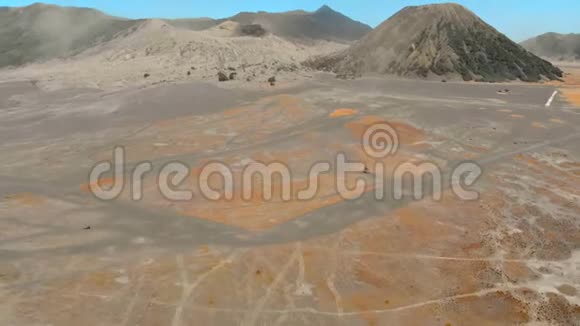 在腾格卡尔德拉的腾格卡尔德拉山内著名的活跃的布罗莫火山或贡农布罗莫山和巴托克火山的空中景观视频的预览图