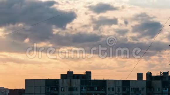 大城市的旧屋盖在夕阳下多云的天空中视频的预览图