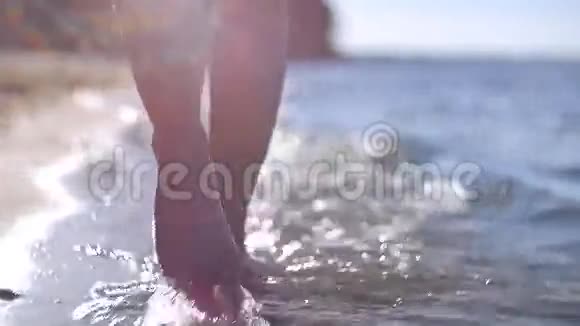 在海滩上散步的女孩视频的预览图