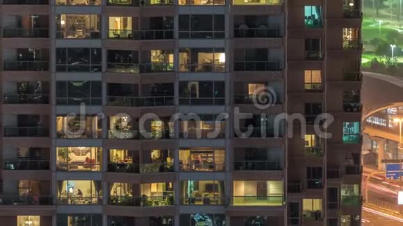 夜间城市环境中现代多层建筑窗户的灯光视频的预览图