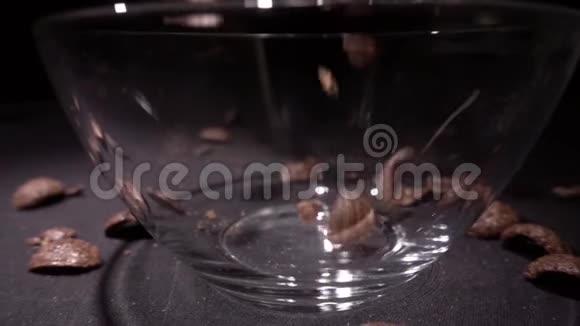 棕色的巧克力玉米片落在一个盘子里盘子边缘有花的图案里面装满了牛奶特写镜头视频的预览图