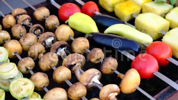 近距离观看熟透的蘑菇和蔬菜串躺在一个胸罩上街头美食视频的预览图