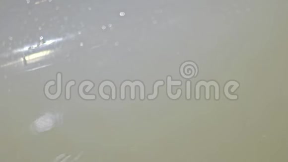 浴缸底部有水滴的淋浴头视频的预览图