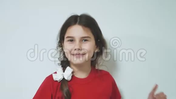 白色背景上幸福惊喜幸福微笑的童女肖像情感是大孩子的生活方式观念视频的预览图