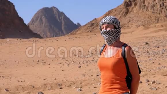埃及沙漠中阿拉伯头饰的妇女视频的预览图