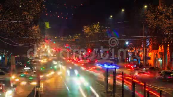 时间推移视频的汽车与长期曝光在埃里温街马什图特摄像机快到了视频的预览图