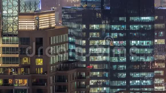 夜间城市环境下现代多层办公楼窗户的灯光视频的预览图