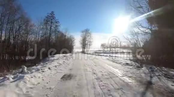 欧洲阳光明媚的一天冬季汽车驾驶视频的预览图