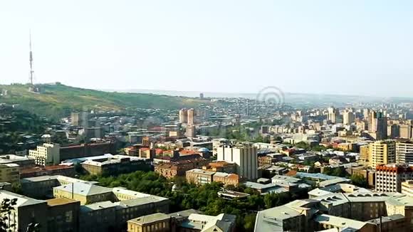 亚美尼亚埃里温有高楼和中心街道的城市全景图视频的预览图