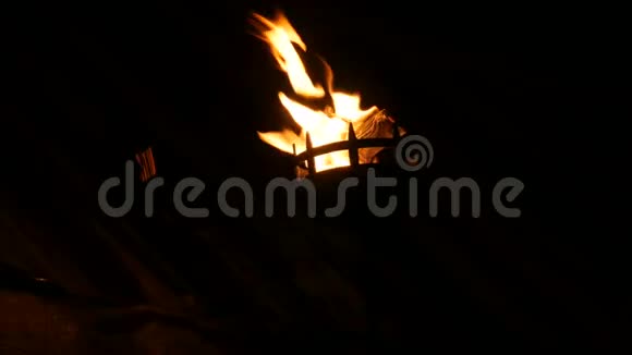 中世纪火炬在黑暗中黑色背景下燃烧的火焰视频的预览图