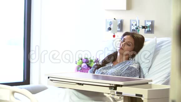 在医院病床上被喂奶的女性病人视频的预览图