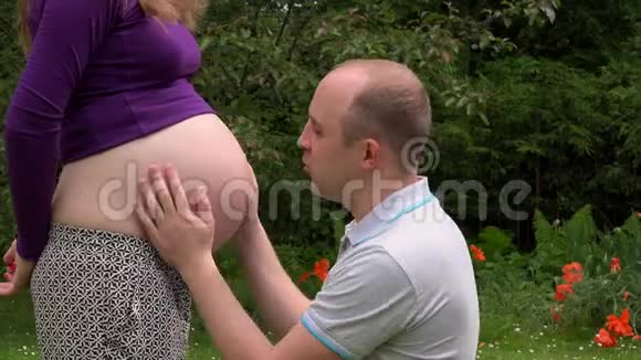 可爱的男人在公园玩孕妇肚子视频的预览图