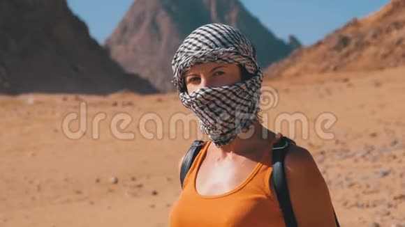 埃及沙漠中阿拉伯头饰中的妇女视频的预览图