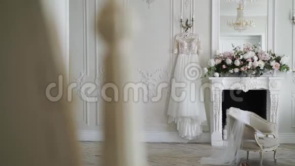 靠近壁炉的卧室里有婚纱视频的预览图