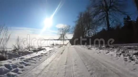 欧洲阳光明媚的一天冬季汽车驾驶视频的预览图