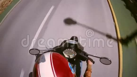 骑摩托车的女孩骑在街上视频的预览图