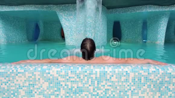 那个人躺在游泳池里放松高加索人在按摩浴缸里休息背面视频的预览图