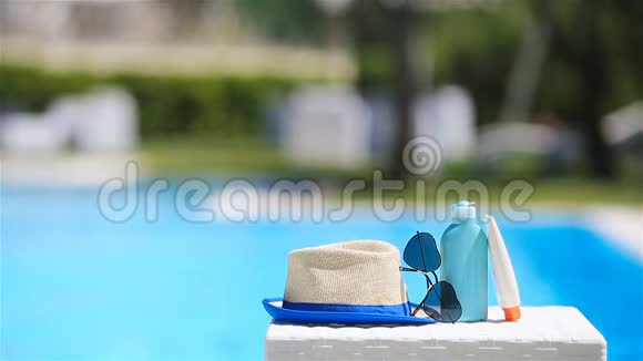防晒霜帽子游泳池附近的太阳镜视频的预览图
