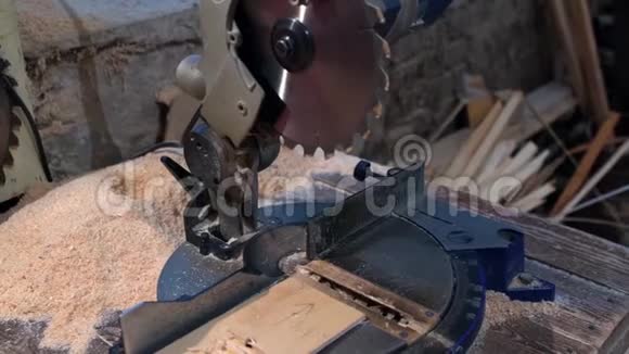 圆形锯子工业手圆形锯在工作中看到视频的预览图