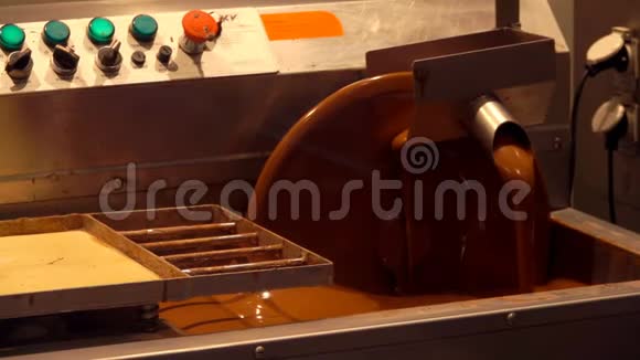 巧克力机器旋转圆盘棕色巧克力视频的预览图