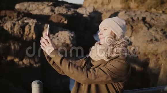 年轻时尚的女人在智能手机上自拍照片旅行女性捕捉快乐的回忆和看法视频的预览图