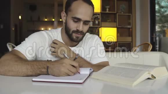 男人学习做作业准备考试视频的预览图