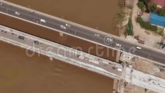 跨泥河大桥鸟瞰图正在施工一条桥道视频的预览图