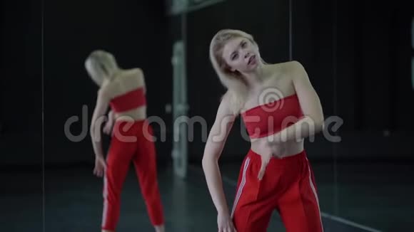 性感的金发舞者在舞厅跳爵士舞视频的预览图