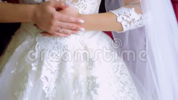 新娘把衣服打扮好早晨新娘视频的预览图