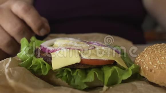 离婚的男人在家准备吃汉堡包作为晚餐关闭视频的预览图